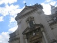 Cattedrale - Particolare della facciata con lesene, frontone e timpano